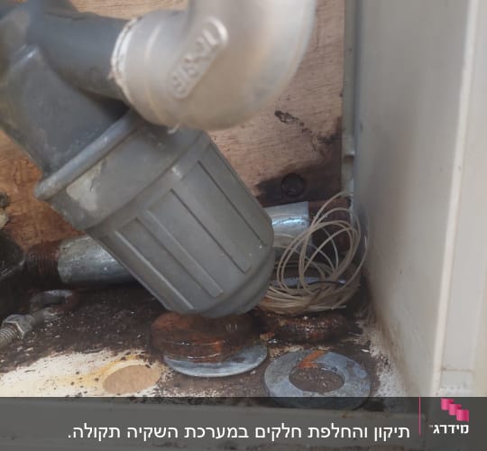 צינור מתכת עם מחבר פלסטיק ואלמנטים חלודים